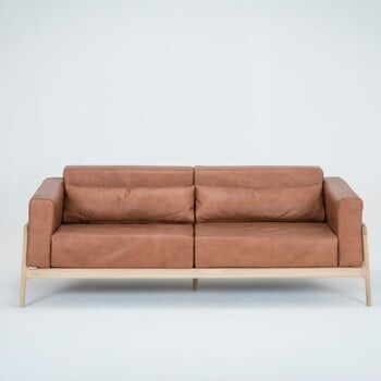 Canapea cu 3 locuri din piele bovină cu structură din lemn masiv de stejar Gazzda Fawn, maro cognac