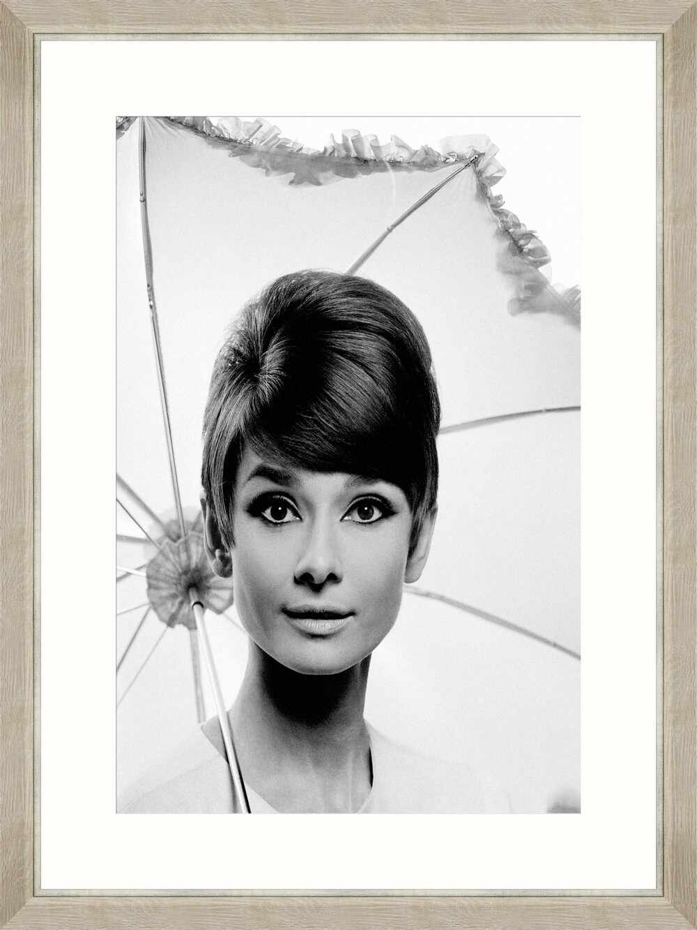 Tablou Framed Art Audrey Hepburn Under Umbrella